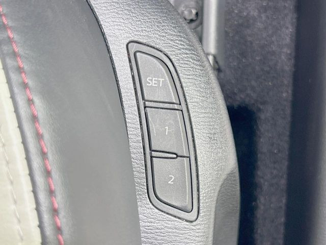 【メモリー機能付きパワーシート】ドライバーごとに設定したシート位置を記憶して、ボタン一つで切り替えできる便利な機能!運転する方が複数名いらっしゃるご家庭におすすめです♪