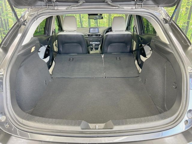 広々とした2列目シートは居住性が高く、居心地も快適!友達や家族とのお出かけにぴったりです。ベビーシートやチャイルドシート使用時も快適にお過ごしいただける十分な空間を確保しています。