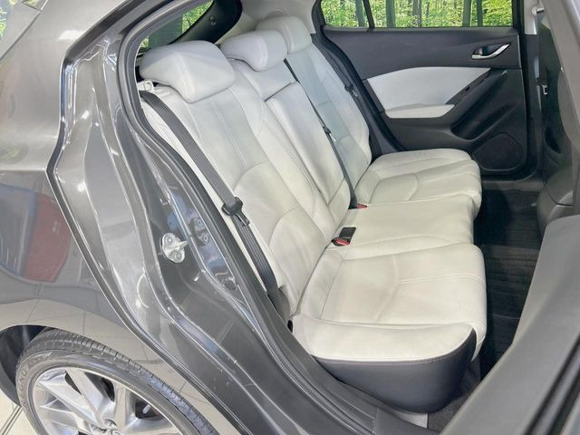 広々とした2列目シートは居住性が高く、居心地も快適!友達や家族とのお出かけにぴったりです。ベビーシートやチャイルドシート使用時も快適にお過ごしいただける十分な空間を確保しています。