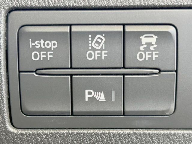 【スマートシティブレーキサポート】低速走行中に前方の車両等を認識し、衝突しそうな時は警報とブレーキで衝突回避と被害軽減をアシスト。より安全にドライブをお楽しみいただけます。