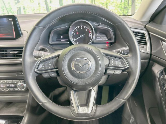 【ステアリングヒーター】冬場に冷たくなりやすい革巻きステアリングを、スイッチ一つで素早く適温に!エアコンよりも早く温まってくれるので、寒い日の運転も快適になりますね♪