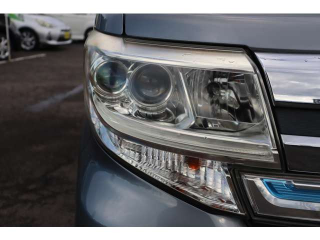 今どきの純正LEDヘッドライトで青白いライトで夜も見やすい