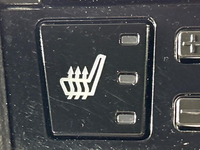 【シートヒーター】寒い日に重宝するシートヒーター!エアコンより早く温まってくれるので寒がりの人も安心ですね♪エアコンの温風は乾燥するから苦手、という方にもをおすすめです。