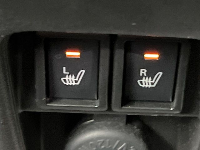 【シートヒーター】寒い日に重宝するシートヒーター!エアコンより早く温まってくれるので寒がりの人も安心ですね♪エアコンの温風は乾燥するから苦手、という方にもをおすすめです。