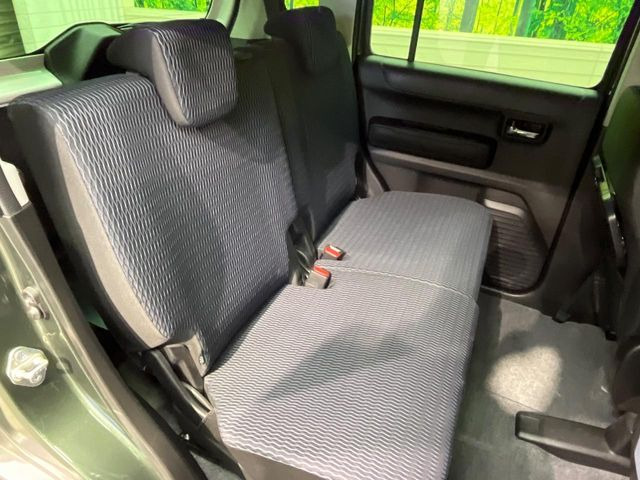 後部座席も気になるようなキズ・汚れやへたり等、大きなダメージはなく、良好な状態です。