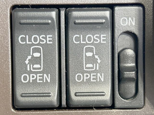 【両側パワースライドドア】スマートキーや運転席のスイッチで後席両側スライドドアの開閉が可能♪電動だから力を入れてドアを開ける必要が無く、小さなお子様でも簡単に開け閉めでき快適です♪