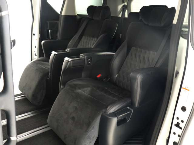 【上級モデル限定装備】★★エグゼクティブパワーシート!★★電動オットマン完備!足を楽々伸ばせ、ひじ掛けもありますので、優雅で快適なドライブをお楽しみいただけます!