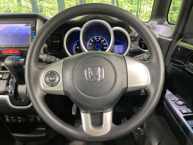 ステアリングも使用感が少なく、きれいな状態となっております♪