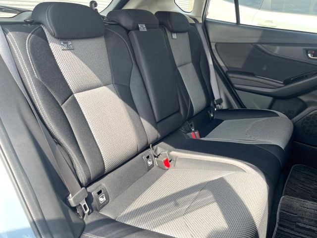 後部座席も気になるようなキズ・汚れやへたり等、大きなダメージはなく、良好な状態です。