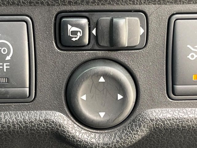 【電動格納ミラー】サイドミラーは電動格納式となっており、狭い駐車場でもキズがつくリスクを抑えられます。