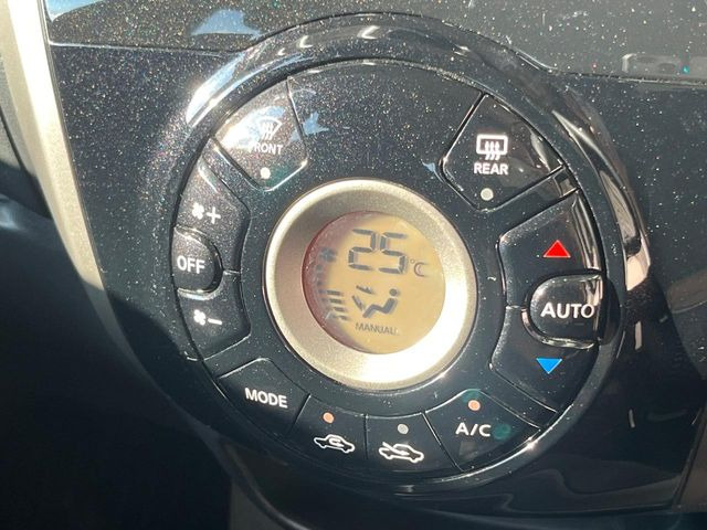 【オートエアコン】一度お好みの温度に設定すれば、車内の温度を検知し風量や温度を自動で調整。暑い…寒い…と何度もスイッチ操作をする必要はありません。快適な車内空間には必須の機能ですね♪