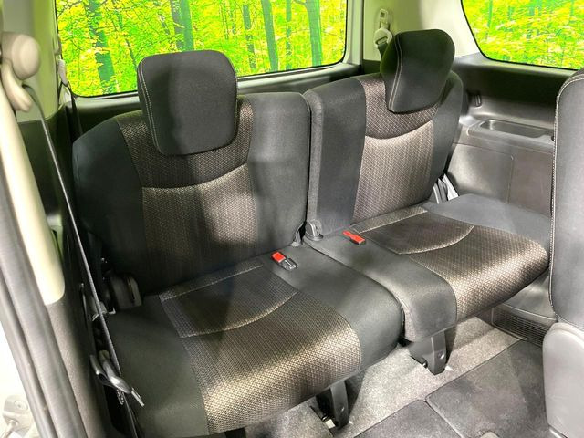 3列目シートはもちろん状態良好☆大人でもゆったりと座って頂けますので、大人数でのお出かけもラクラクです♪ご家族で、気の知れた仲間で、ドライブに行くのが楽しみですね♪