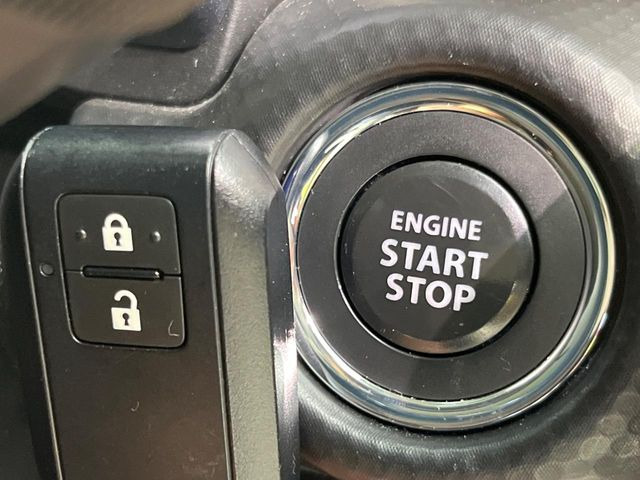 【キーレススタートシステム】カバンやポケットに入れたままでもドアの施錠・解錠が可能なスマートキーを装備。エンジンのオン・オフ時もカギを取り出す必要が無いからとっても便利です♪