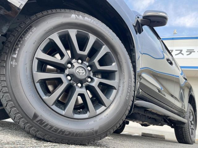 【純正18インチアルミホイール】外観にマッチした純正アルミホイールを装着しております。各種社外アルミホイールや、スタッドレスタイヤも取扱いしております。是非ご相談ください♪