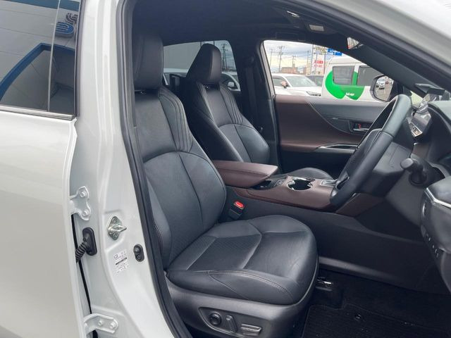 【黒革シート】上質な本革を使用し、高級感あふれる黒革シート。常に体に触れる部分だから、座り心地の良さにはこだわりたいですね♪汚れの付着や劣化を抑制する内装コーティング施工もおススメですよ♪