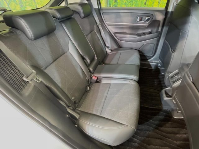 後部座席も気になるようなキズ・汚れやへたり等、大きなダメージはなく、良好な状態です。