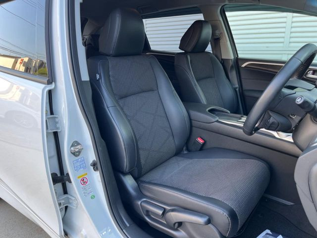 【ハーフレザーシート】高級感と座り心地を両立した人気のシート♪背面・座面のファブリック素材は、通気性の良さや滑りにくさに優れています。気温や服装に左右されず快適にお乗りいただけます。