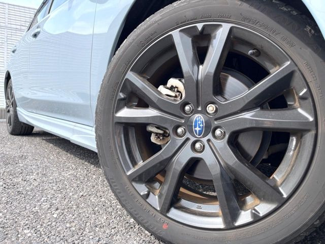 【純正17インチアルミホイール】外観にマッチした純正アルミホイールを装着しております。各種社外アルミホイールや、スタッドレスタイヤも取扱いしております。是非ご相談ください♪