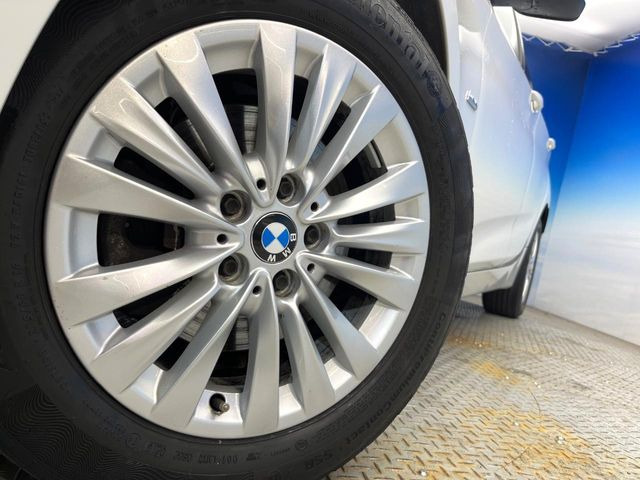 ●純正16インチアルミホイール:輸入車ならではの卓越した走りを支えるホイールと足回りです!日本車の走りに慣れている方にもぜひ体感して頂きたいほど、高いレベルでまとまっています!