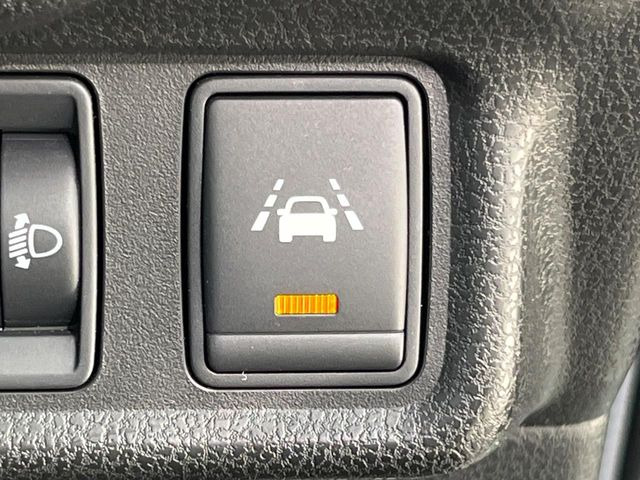 【車線逸脱警報】道路上の白(黄)線を認識し、意図せず走行中の車線からはみ出しそうになった時、メーター内の警告灯とブザーで注意喚起してくれる安心・安全機能です♪