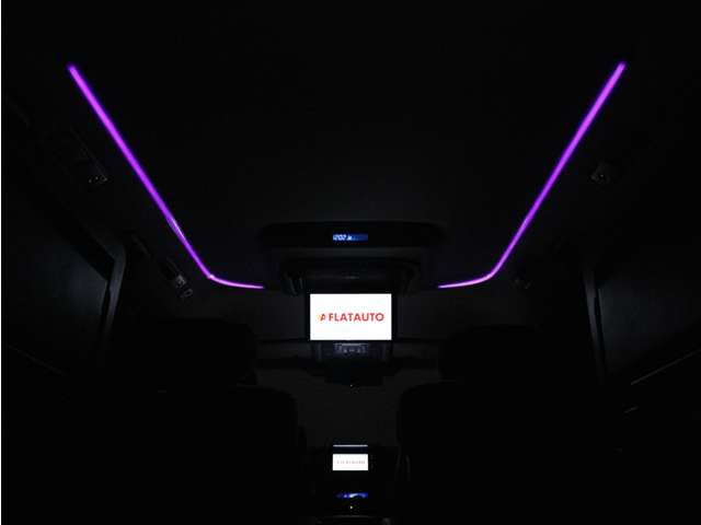 夜間に室内を照らしてくれるルームライトです