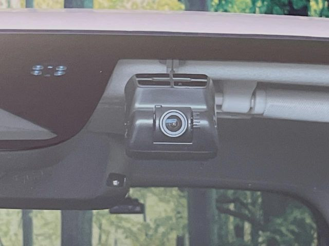 【ドライブレコーダー】安心・安全なカーライフに必須のドライブレコーダーを装備!走行中はもちろん、あおり運転や事故に遭遇した際の状況も映像で記録し、万一のリスクに備えます。