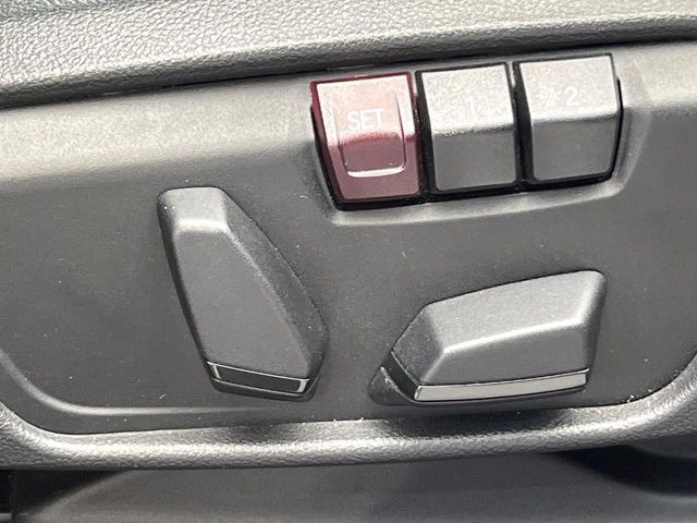 ●メモリー付きパワーシート:あなたに合わせたシートポジションが2つまで登録可能!フルパワーシートだから座席調整も楽々♪お好みのシートポジションで、ストレスないドライブをお楽しみください。