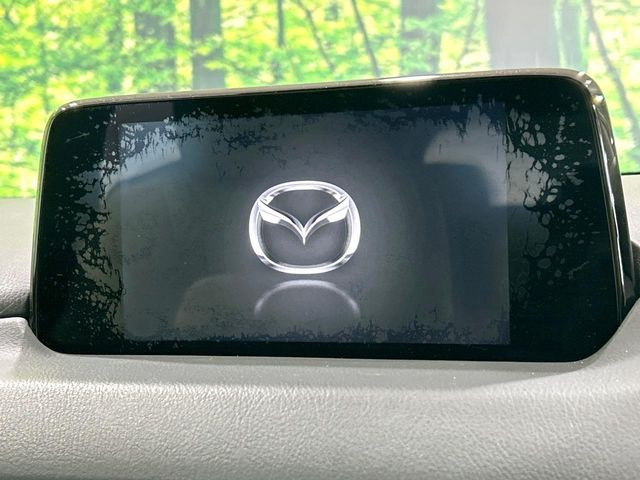 【マツダコネクトナビ】車内の雰囲気にマッチした一体型タイプのナビ。各種車輌設定やBluetooth再生等、様々な機能が楽しめます。直感的なダイヤル操作が可能で、使い勝手も良好です。