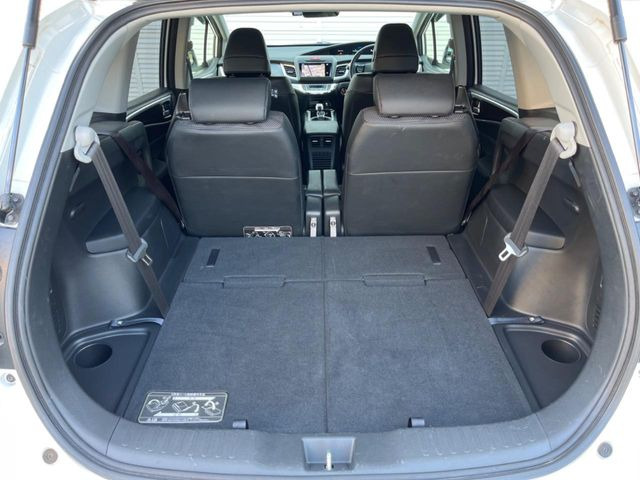 後席を格納すると、これだけの広さが!シーンに合わせたシートアレンジで、大きな荷物も積むことが出来ます♪