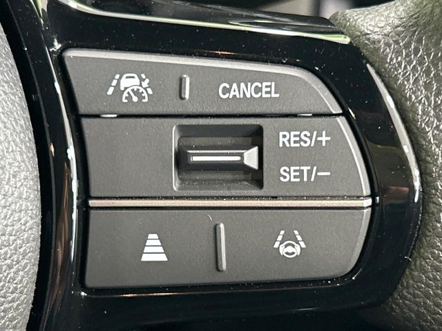 【ホンダセンシング】走行中に前方の車両等を認識し、衝突しそうな時は警報とブレーキで衝突回避と被害軽減をアシスト。より安全にドライブをお楽しみいただけます。