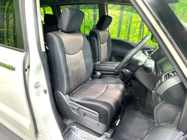 運転席シート廻りは使用感も少なく、良好な状態となっています。丁寧に使われていたことがよくわかりますね。