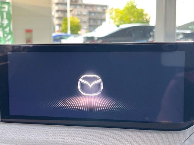 【マツダコネクトナビ】車内の雰囲気にマッチした一体型タイプのナビ。各種車輌設定やBluetooth再生等、様々な機能が楽しめます。直感的なダイヤル操作が可能で、使い勝手も良好です。