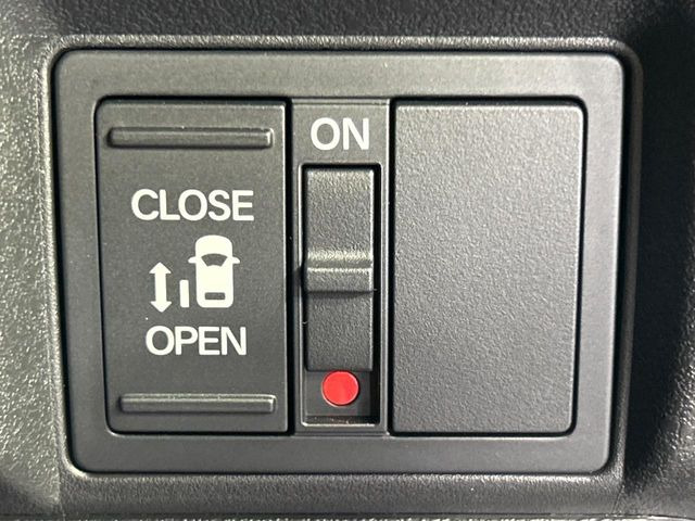 【パワースライドドア】スマートキーや運転席のスイッチでスライドドアの開閉が可能♪電動だから力を入れてドアを開ける必要が無く、小さいお子様でも、重い荷物を持っている時もラクに開け閉めできます♪