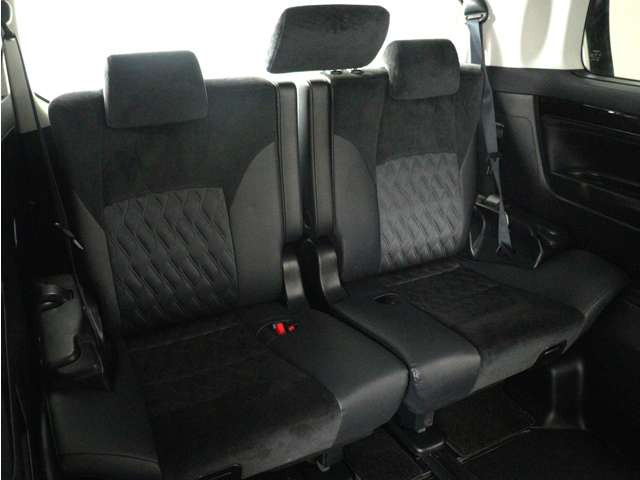 サードシートも広々とした空間をご用意しております!シートアレンジにて、快適スペースを作ることも可能となっております!アレンジパターンも豊富で、様々なシーンにご利用いただけます!