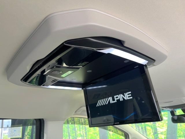 【フリップダウンモニター】大画面モニターで後席でもエンタメをお楽しみいただけます。小さなお子様にも大人気の装備です♪