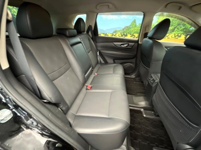 広々とした2列目シートは居住性が高く、居心地も快適!友達や家族とのお出かけにぴったりです。ベビーシートやチャイルドシート使用時も快適にお過ごしいただける十分な空間を確保しています。