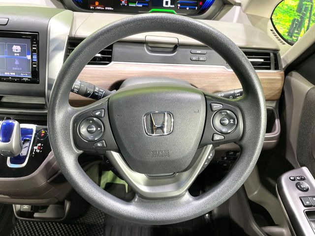 �C���e���A�ɍ��킹���f�U�C���̃X�e�A�����O�́A�^�]�������̂��Ƃ��l���A�^�]���₷���`��A�傫���ł��B�����x�A���ۂɐG���Ă��m���߂��������B