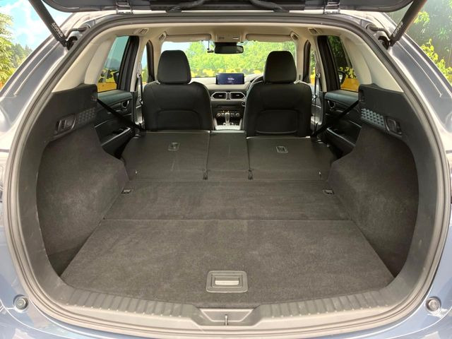 後席を格納すると、これだけの広さが!シーンに合わせたシートアレンジで、大きな荷物も積むことが出来ます♪