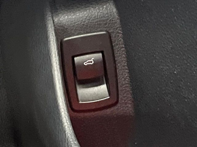 ●電動リアゲート:ワンタッチでリアゲートの開閉ができ、荷物などで両手が塞がっている状態でも簡単に開閉ができる便利機能です。