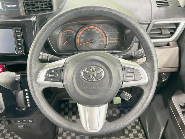 インテリアに合わせたデザインのステアリングは、運転される方のことも考え、運転しやすい形状、大きさです。是非一度、実際に触ってお確かめください。