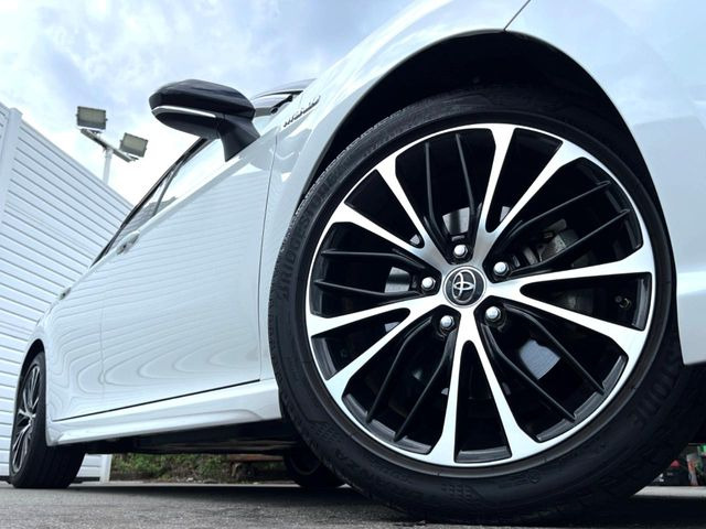 �y����18�C���`�A���~�z�C�[���z�O�ςɃ}�b�`���������A���~�z�C�[���𑕒����Ă���܂��B�e��ЊO�A���~�z�C�[����A�X�^�b�h���X�^�C�����戵�����Ă���܂��B���񂲑��k����������