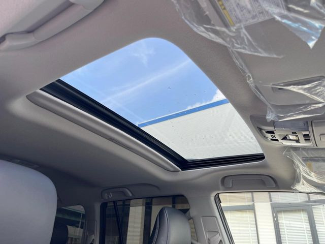 【サンルーフ】開放感たっぷりの希少装備、サンルーフが装着されています!車内に明かりを取り入れたり景色を楽しむ以外にも、車内の空気も簡単に換気できて快適です!