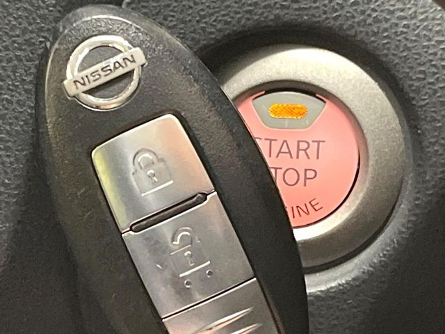 【インテリジェントキー】カバンやポケットに入れたままでもドアの施錠・解錠が可能なスマートキーを装備。エンジンのオン・オフ時もカギを取り出す必要が無いからとっても便利です♪