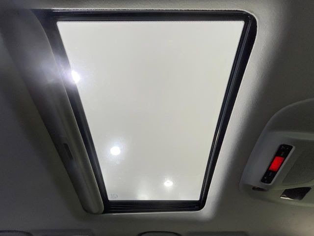 【サンルーフ】開放感たっぷりの希少装備、サンルーフが装着されています!車内に明かりを取り入れたり景色を楽しむ以外にも、車内の空気も簡単に換気できて快適です!