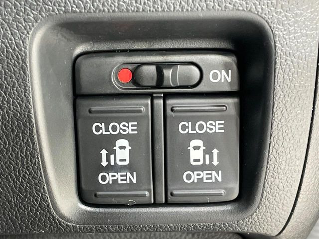 【両側パワースライドドア】スマートキーや運転席のスイッチで後席両側スライドドアの開閉が可能♪電動だから力を入れてドアを開ける必要が無く、小さなお子様でも簡単に開け閉めでき快適です♪