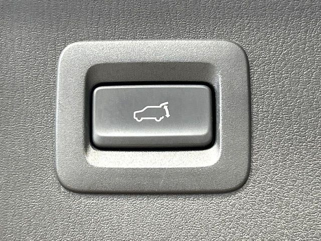 【パワーバックドア】スマートキーや運転席のボタンを押すだけでリアゲートが自動で開閉します!荷物を持っている時や、高い位置にあるバックドアを閉める際に便利な機能です♪