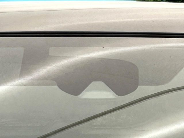 【エマージェンシーブレーキ】走行中に前方の車両等を認識し、衝突しそうな時は警報とブレーキで衝突回避と被害軽減をアシスト。より安全にドライブをお楽しみいただけます。