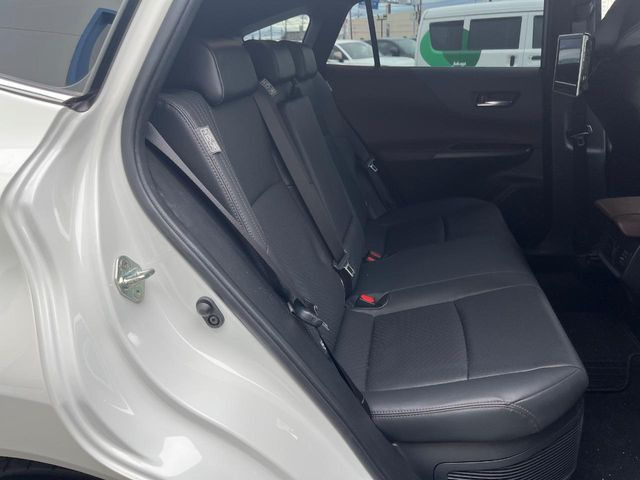 広々とした2列目シートは居住性が高く、居心地も快適!友達や家族とのお出かけにぴったりです。ベビーシートやチャイルドシート使用時も快適にお過ごしいただける十分な空間を確保しています。