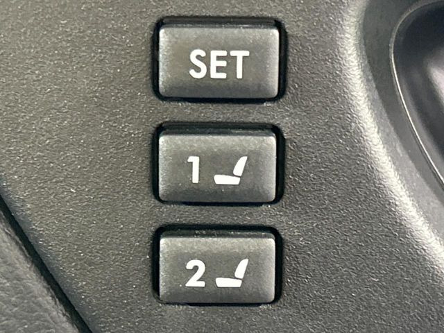 【メモリー機能付きパワーシート】ドライバーごとに設定したシート位置を記憶して、ボタン一つで切り替えできる便利な機能!運転する方が複数名いらっしゃるご家庭におすすめです♪