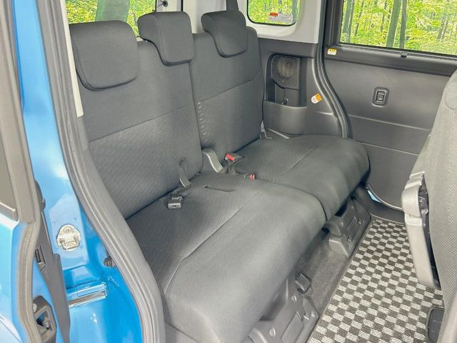 後部座席も気になるようなキズ・汚れやへたり等、大きなダメージはなく、良好な状態です。